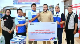 Wali Kota Padang Fadly Amran menerima bantuan dari Pertamina Drilling Service Indonesia di Posko Tanggap Darurat Bencana Kota Padang, Selasa (9/12/2025). (Foto: Prokopim Padang)