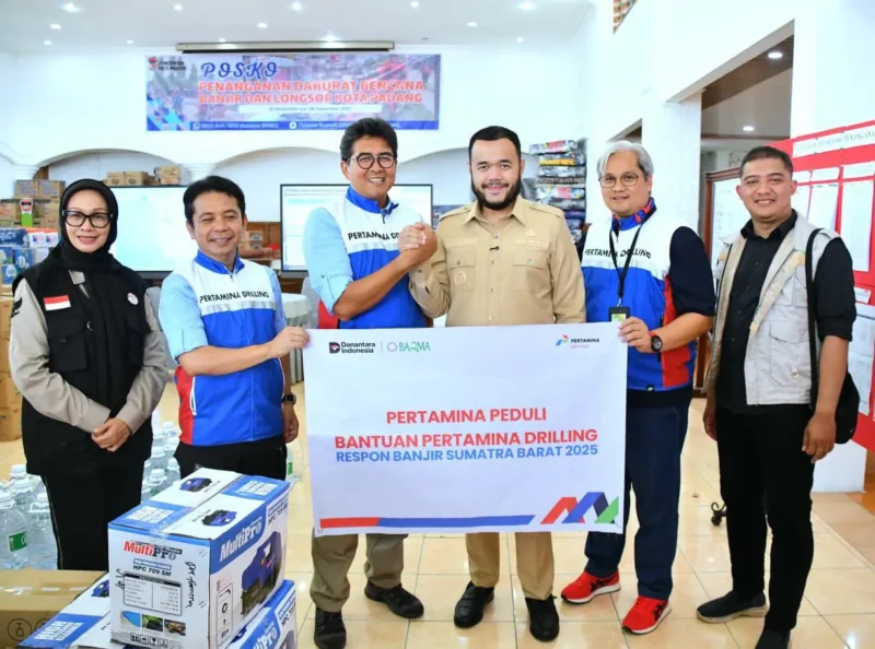 Wali Kota Padang Fadly Amran menerima bantuan dari Pertamina Drilling Service Indonesia di Posko Tanggap Darurat Bencana Kota Padang, Selasa (9/12/2025). (Foto: Prokopim Padang)