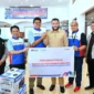 Wali Kota Padang Fadly Amran menerima bantuan dari Pertamina Drilling Service Indonesia di Posko Tanggap Darurat Bencana Kota Padang, Selasa (9/12/2025). (Foto: Prokopim Padang)