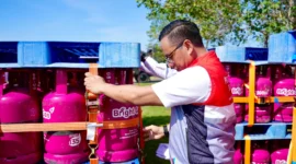 Dirut PT Pertamina (Persero) Simon Aloysius Mantiri mengawal pengiriman 144 tabung LPG Bright Gas 12 KG ke Kabupaten Bener Meriah, Aceh Timur. (Foto: Pertamina) 