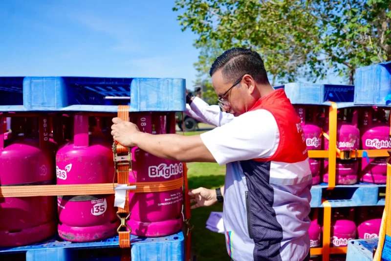 Dirut PT Pertamina (Persero) Simon Aloysius Mantiri mengawal pengiriman 144 tabung LPG Bright Gas 12 KG ke Kabupaten Bener Meriah, Aceh Timur. (Foto: Pertamina) 