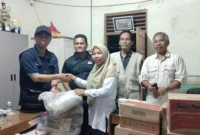 Diskominfotik Provinsi Sumbar menyalurkan bantuan tanggap daruraty ke wilayah terdampak bencana di Pessel. (Foto: Ist)