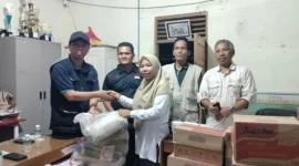 Diskominfotik Provinsi Sumbar menyalurkan bantuan tanggap daruraty ke wilayah terdampak bencana di Pessel. (Foto: Ist)
