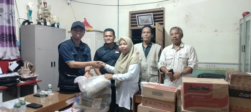 Diskominfotik Provinsi Sumbar menyalurkan bantuan tanggap daruraty ke wilayah terdampak bencana di Pessel. (Foto: Ist)
