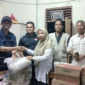 Diskominfotik Provinsi Sumbar menyalurkan bantuan tanggap daruraty ke wilayah terdampak bencana di Pessel. (Foto: Ist)