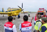 Dirut Pertamina, Simon Aloysius Mantiri didampingi Dirut Pertamina Patra Niaga, Mars Ega Legowo Putra meninjau langsung kesiapan pengiriman BBM dari Bandara Kualanamu, Medan menuju Bandara Rembele, Kabupaten Bener Meriah, Sabtu pagi (13/12) pagi. (Foto: Pertamina)