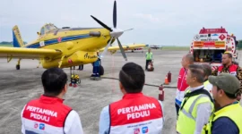Dirut Pertamina, Simon Aloysius Mantiri didampingi Dirut Pertamina Patra Niaga, Mars Ega Legowo Putra meninjau langsung kesiapan pengiriman BBM dari Bandara Kualanamu, Medan menuju Bandara Rembele, Kabupaten Bener Meriah, Sabtu pagi (13/12) pagi. (Foto: Pertamina)