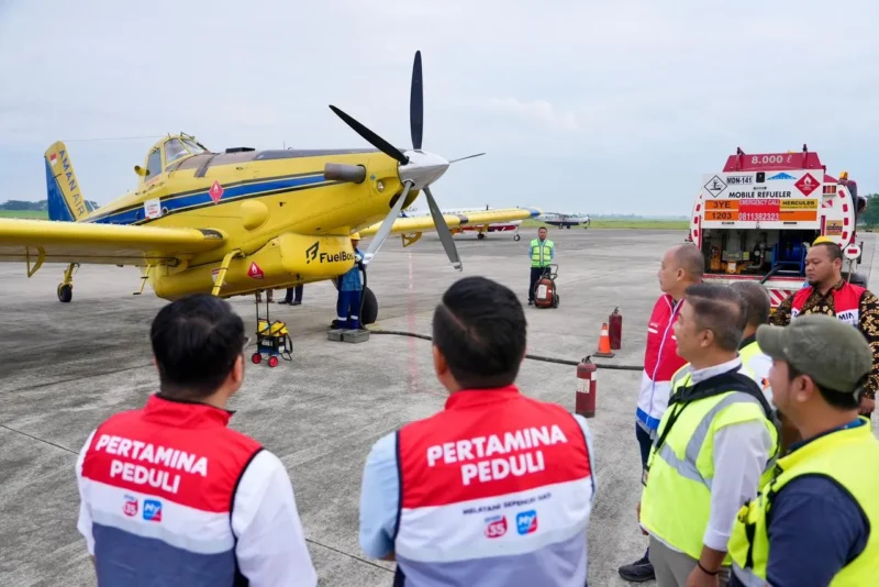 Dirut Pertamina, Simon Aloysius Mantiri didampingi Dirut Pertamina Patra Niaga, Mars Ega Legowo Putra meninjau langsung kesiapan pengiriman BBM dari Bandara Kualanamu, Medan menuju Bandara Rembele, Kabupaten Bener Meriah, Sabtu pagi (13/12) pagi. (Foto: Pertamina)