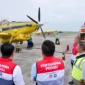 Dirut Pertamina, Simon Aloysius Mantiri didampingi Dirut Pertamina Patra Niaga, Mars Ega Legowo Putra meninjau langsung kesiapan pengiriman BBM dari Bandara Kualanamu, Medan menuju Bandara Rembele, Kabupaten Bener Meriah, Sabtu pagi (13/12) pagi. (Foto: Pertamina)