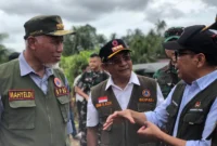 Menko PMK RI, Prof. Dr. Pratikno saat ground breaking pembangunan huntara di Nagari Pasia Laweh, Kecamatan Lubuk Alung, Sabtu (13/12/2025). (Foto: ADPSB)