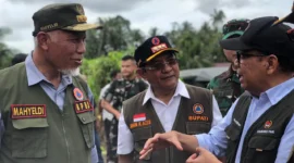 Menko PMK RI, Prof. Dr. Pratikno saat ground breaking pembangunan huntara di Nagari Pasia Laweh, Kecamatan Lubuk Alung, Sabtu (13/12/2025). (Foto: ADPSB)