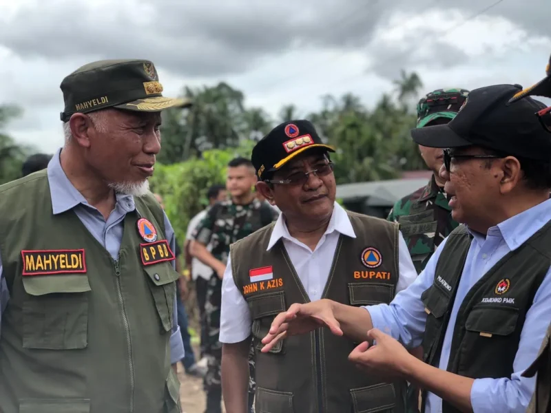 Menko PMK RI, Prof. Dr. Pratikno saat ground breaking pembangunan huntara di Nagari Pasia Laweh, Kecamatan Lubuk Alung, Sabtu (13/12/2025). (Foto: ADPSB)
