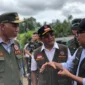Menko PMK RI, Prof. Dr. Pratikno saat ground breaking pembangunan huntara di Nagari Pasia Laweh, Kecamatan Lubuk Alung, Sabtu (13/12/2025). (Foto: ADPSB)