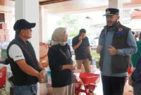 Wali Kota Padang, Fadly Amran menerima bantuan dari Perbarindo Sumbar-Bengkulu di Posko Utama Tanggap Darurat Bencana Kota Padang, Sabtu (13/12/2025). (Foto: Prokopim Padang)