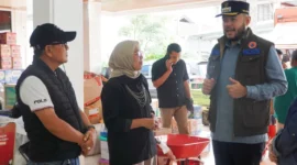 Wali Kota Padang, Fadly Amran menerima bantuan dari Perbarindo Sumbar-Bengkulu di Posko Utama Tanggap Darurat Bencana Kota Padang, Sabtu (13/12/2025). (Foto: Prokopim Padang)