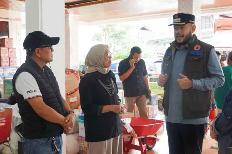 Wali Kota Padang, Fadly Amran menerima bantuan dari Perbarindo Sumbar-Bengkulu di Posko Utama Tanggap Darurat Bencana Kota Padang, Sabtu (13/12/2025). (Foto: Prokopim Padang)