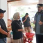 Wali Kota Padang, Fadly Amran menerima bantuan dari Perbarindo Sumbar-Bengkulu di Posko Utama Tanggap Darurat Bencana Kota Padang, Sabtu (13/12/2025). (Foto: Prokopim Padang)