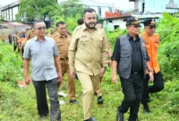 Wali Kota Padang, Fadly Amran bersama Sestama BNPB, Rustian meninjau aset daerah untuk pembangunan huntara dan huntap bagi warga terdampak bencana Senin (15/12/2025). (Foto: Prokopim Padang)
