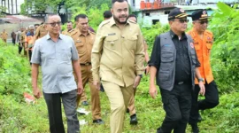 Wali Kota Padang, Fadly Amran bersama Sestama BNPB, Rustian meninjau aset daerah untuk pembangunan huntara dan huntap bagi warga terdampak bencana Senin (15/12/2025). (Foto: Prokopim Padang)