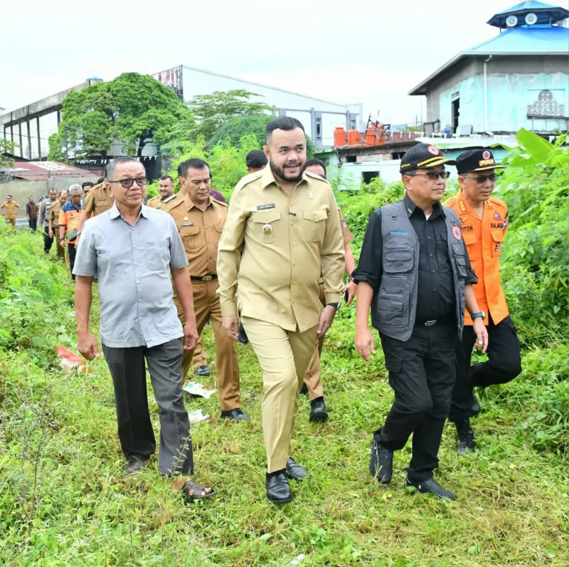 Wali Kota Padang, Fadly Amran bersama Sestama BNPB, Rustian meninjau aset daerah untuk pembangunan huntara dan huntap bagi warga terdampak bencana Senin (15/12/2025). (Foto: Prokopim Padang)