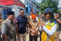 Wakil Menteri PU Diana Kusumastuti menyalurkan bantuan ratusan pipa IPA kepada Perumda AM Padang, Kamis (18/12/2025).(Foto: Prokopim Padang)