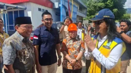 Wakil Menteri PU Diana Kusumastuti menyalurkan bantuan ratusan pipa IPA kepada Perumda AM Padang, Kamis (18/12/2025).(Foto: Prokopim Padang)