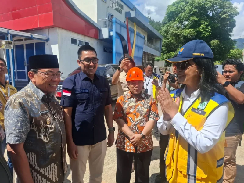 Wakil Menteri PU Diana Kusumastuti menyalurkan bantuan ratusan pipa IPA kepada Perumda AM Padang, Kamis (18/12/2025).(Foto: Prokopim Padang)