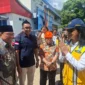 Wakil Menteri PU Diana Kusumastuti menyalurkan bantuan ratusan pipa IPA kepada Perumda AM Padang, Kamis (18/12/2025).(Foto: Prokopim Padang)