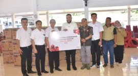 Wali Kota Padang Fadly Amran menerima bantuan dari PT Astra Honda Motor (AHM) melalui PT Menara Agung, di Posko Palanta Rumah Dinas Wali Kota Padang, Kamis (18/12/2025). (Foto: Prokopim Padang)