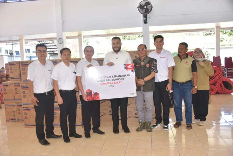 Wali Kota Padang Fadly Amran menerima bantuan dari PT Astra Honda Motor (AHM) melalui PT Menara Agung, di Posko Palanta Rumah Dinas Wali Kota Padang, Kamis (18/12/2025). (Foto: Prokopim Padang)