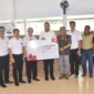 Wali Kota Padang Fadly Amran menerima bantuan dari PT Astra Honda Motor (AHM) melalui PT Menara Agung, di Posko Palanta Rumah Dinas Wali Kota Padang, Kamis (18/12/2025). (Foto: Prokopim Padang)