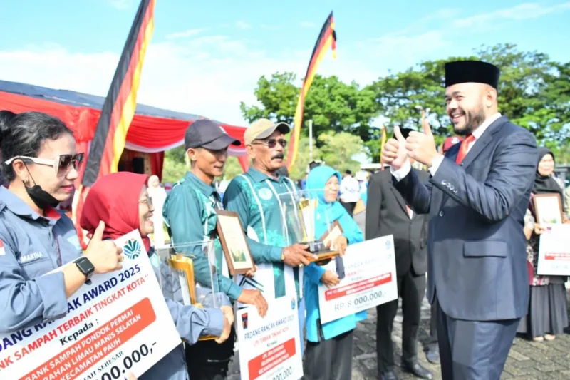 Wali Kota Padang Fadly Amran usai penyerahan hadiah kepada pemenang Padang Rancak Award 2025. (Foto: Prokopim Padang)