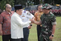 Wakil Wali Kota Padang Maigus Nasir menghadiri Apel Gelar Pasukan di Lapangan Imam Bonjol, Jumat (19/12/2025). (Foto: Prokopim Padang)
