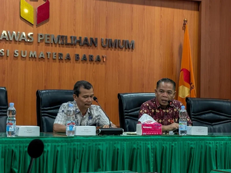 Bawaslu Sumbar menggelar rapat reformasi birokrasi dan penguatan tata kelola kearsipan bagi Bawaslu kabupaten/kota se-Sumbar, di Kantor Bawaslu Sumbar, Sabtu (20/12/2025). (Foto: Ist)