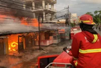 Petugas Damkar Padang memadamkan api yang menghanguskan sembilan petak toko dan satu rumah warga di Jalan Prof Hamka, Kecamatan Padang Utara, Minggu (21/12/2025) pagi.  (Foto: Dinas Damkar Padang)
