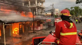 Petugas Damkar Padang memadamkan api yang menghanguskan sembilan petak toko dan satu rumah warga di Jalan Prof Hamka, Kecamatan Padang Utara, Minggu (21/12/2025) pagi.  (Foto: Dinas Damkar Padang)
