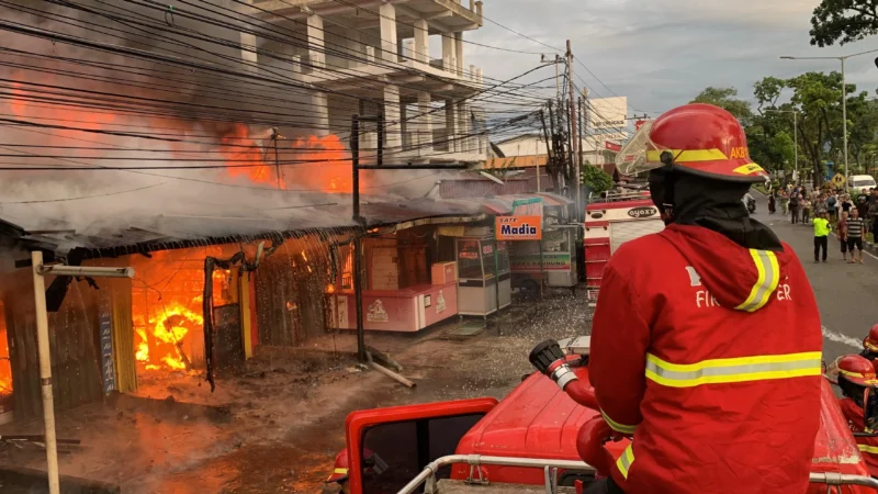 Petugas Damkar Padang memadamkan api yang menghanguskan sembilan petak toko dan satu rumah warga di Jalan Prof Hamka, Kecamatan Padang Utara, Minggu (21/12/2025) pagi.  (Foto: Dinas Damkar Padang)
