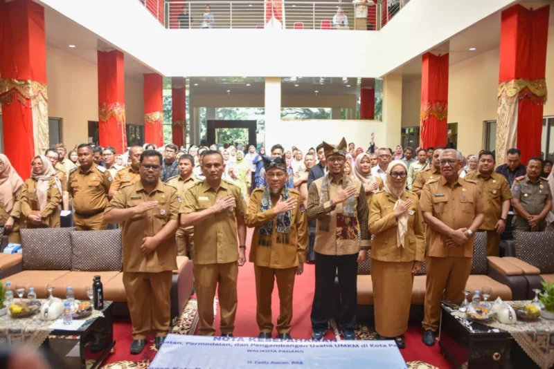 Pemko Padang resmi meluncurkan UMKM Champion di Komplek Sentra Rendang Kota Padang, Selasa (23/12/2025). (Foto: Prokopim Padang)
