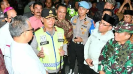 Wakil Wali Kota Padang Maigus Nasir saat monitoring Malam Misa Natal, Rabu malam (24/12/2025). (Foto: Prokopim Padang)