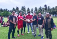 Sekjen DPP PKPS, Bakri Maulana (kanan) didampingi pengurus menyerahkan bantuan bola dan kostum kepada BBC Batangkapas dan Kobar FC Kambang. (Foto: Dok. Humas PKPS)