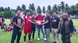Sekjen DPP PKPS, Bakri Maulana (kanan) didampingi pengurus menyerahkan bantuan bola dan kostum kepada BBC Batangkapas dan Kobar FC Kambang. (Foto: Dok. Humas PKPS)
