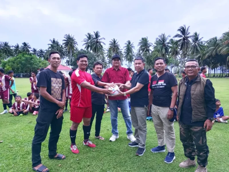 Sekjen DPP PKPS, Bakri Maulana (kanan) didampingi pengurus menyerahkan bantuan bola dan kostum kepada BBC Batangkapas dan Kobar FC Kambang. (Foto: Dok. Humas PKPS)