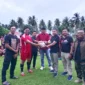 Sekjen DPP PKPS, Bakri Maulana (kanan) didampingi pengurus menyerahkan bantuan bola dan kostum kepada BBC Batangkapas dan Kobar FC Kambang. (Foto: Dok. Humas PKPS)