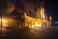 Satu unit rumah dan tiga petak toko di Simpang Pasar Bandar Buat No. 30 Kota Padang terbakar, Sabtu (27/12/2025). (Foto: WAG Kebencanaan & Kebakaran)