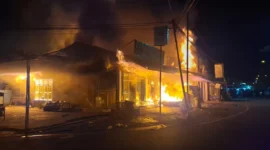 Satu unit rumah dan tiga petak toko di Simpang Pasar Bandar Buat No. 30 Kota Padang terbakar, Sabtu (27/12/2025). (Foto: WAG Kebencanaan & Kebakaran)