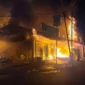 Satu unit rumah dan tiga petak toko di Simpang Pasar Bandar Buat No. 30 Kota Padang terbakar, Sabtu (27/12/2025). (Foto: WAG Kebencanaan & Kebakaran)