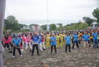 Wali Kota Padang Fadly Amran mengikuti Senam Massal Gebyar KORMI Padang di Lapangan Apeksi, Balai Kota Padang, Aie Pacah, Minggu (28/12/2025). (Foto: Prokopim Padang)