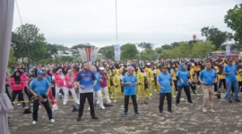Wali Kota Padang Fadly Amran mengikuti Senam Massal Gebyar KORMI Padang di Lapangan Apeksi, Balai Kota Padang, Aie Pacah, Minggu (28/12/2025). (Foto: Prokopim Padang)