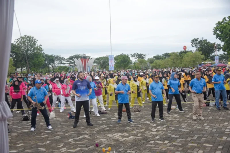 Wali Kota Padang Fadly Amran mengikuti Senam Massal Gebyar KORMI Padang di Lapangan Apeksi, Balai Kota Padang, Aie Pacah, Minggu (28/12/2025). (Foto: Prokopim Padang)