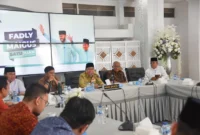 Wakil Wali Kota Padang Maigus Nasir memimpin Rapat Pembentukan Pengurus KDEKS Kota Padang di Palanta Rumah Dinas Wali Kota Padang, Senin (29/12/2025). (Foto: Prokopim Padang)